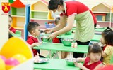 Cận cảnh bữa ăn bán trú của học sinh trong ngày đầu đi học